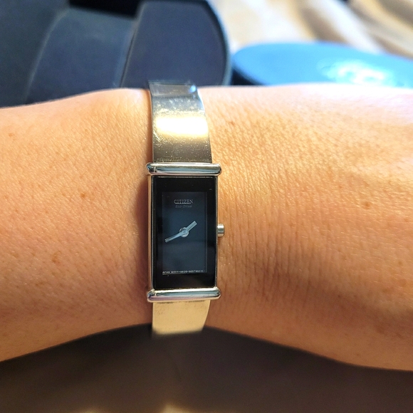 WOMEN'S CITIZEN ECO-DRIVE BANGLE WATCH EUC - Picture 2 of 16